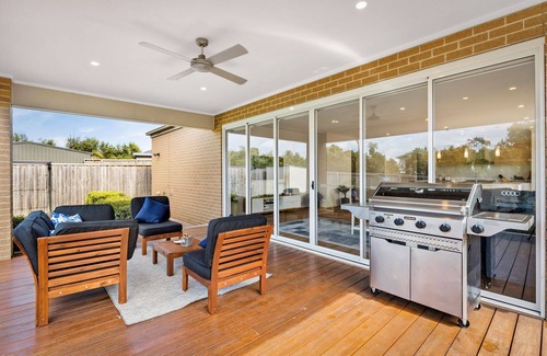 Cowes House | Four bedroom luxury modern home, walk to beach, free WIFI