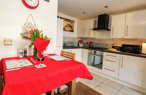 Portland Cottage | FOUR SEASONS, pet friendly, with a garden in Easton Portland