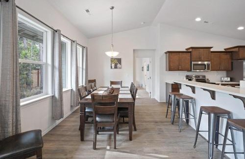 Oregon Water Wonderland House | Four Seasons Retreat