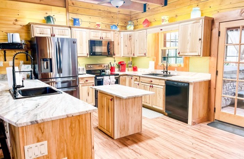 Shenandoah Cabin | Fox Den Cabin Sleeps up to 18 ADA Compliant main floor w/Hot Tub
