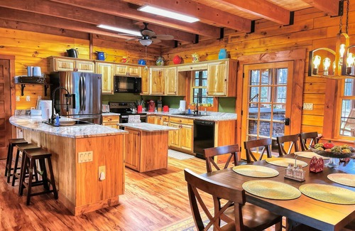 Shenandoah Cabin | Fox Den Cabin Sleeps up to 18 ADA Compliant main floor w/Hot Tub