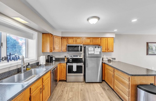 North Creek House | Fox Lair 29l - Cozy End Unit With Mountain Views 2 Bedroom Townhouse by The Summit at Gore Mountain
