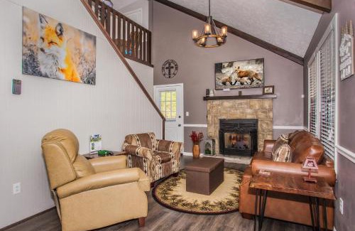 Pigeon Forge House | Fox's Den, Hot Tub, FREE Attraction tickets for each paid day, Arcade Game, WIFI!