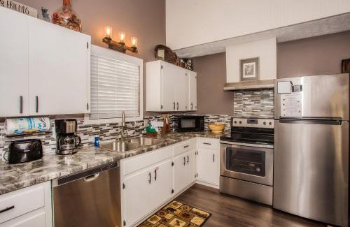 Pigeon Forge House | Fox's Den, Hot Tub, FREE Attraction tickets for each paid day, Arcade Game, WIFI!