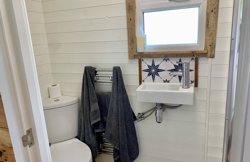 Foxley Cabin | Fox Tiny House is a wonderful place to escape to with all the home comforts you can imagine! A king-