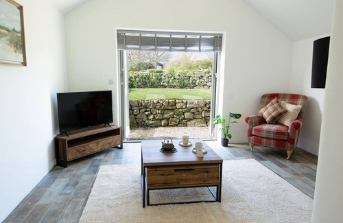 St Ives Cottage | Foxglove Cottage is a delightful detached property set on the small but stunning grounds of a privat
