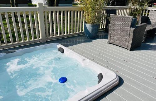Allerthorpe Ski Chalet | Foxglove Lodge with Hot Tub