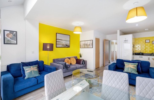 Slough House | Foxherne 6 Bed and 3 Bath Serviced House 20 with Parking - Slough
