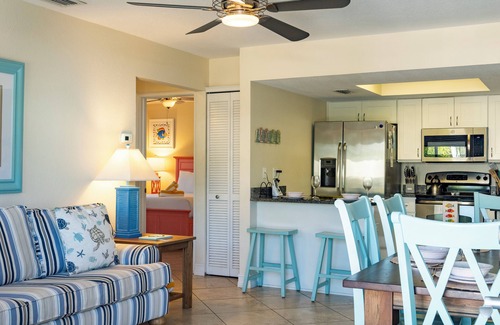 Holmes Beach Condo | Foxtail Palm: Steps from the beach