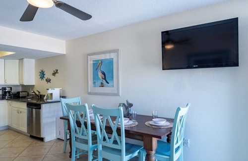 Holmes Beach Condo | Foxtail Palm: Steps from the beach