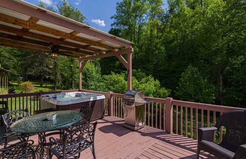 Cherokee House | Foxwood Retreat, just minutes from Harrah's Casino in downtown Cherokee