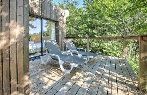 Saint-Felix-de-Reillac-et-Mortemart Cottage | Bungalow 'Lodge Plein Voir' with Private Terrace, Wi-Fi and Air Conditioning