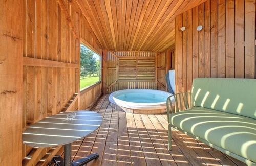 Saint-Felix-de-Reillac-et-Mortemart Cottage | Bungalow 'Lodge Plein Voir' with Private Terrace, Wi-Fi and Air Conditioning