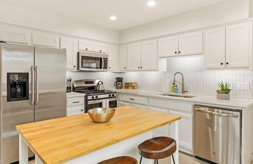 Franklin Park House | Franklin Park Getaway- 10 min to DT/Airport-Pets!