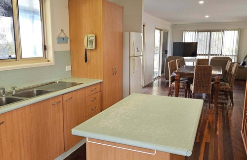Eurong House | Fraser Island.Rays Place Eurong 4BR Home ,Ocean Views, BBQ Hut & Verandahs –
