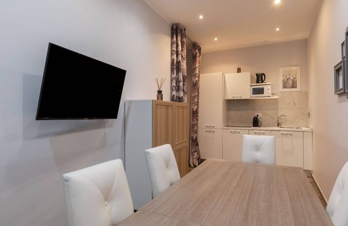 Rione IV Campo Marzio Apartment | Frattina 2 - FromHometoRome