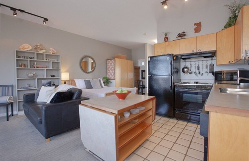 Tofino Condo | Fred Tibbs #17 I Ocean View I Fireplace I Downtown I Bakery I Cozy