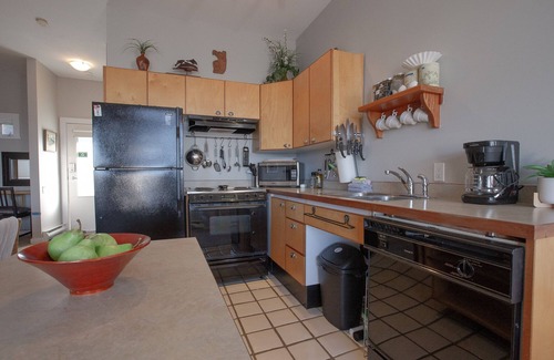 Tofino Condo | Fred Tibbs #17 I Ocean View I Fireplace I Downtown I Bakery I Cozy