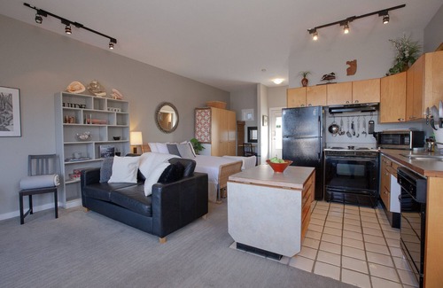 Tofino Condo | Fred Tibbs #17 I Ocean View I Fireplace I Downtown I Bakery I Cozy