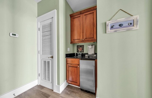 Delos House | Free Beach Chairs Mar- Oct! Pets Welcome! Private Splash Pool!
