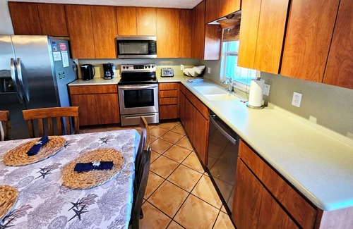 Englewood House | FREE Bikes, Kayaks, SUP's and more! - Your going to love this Penthouse suite!