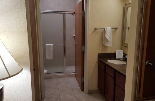 South Side Condo | Free Breakfast Buffet. Pool Access. Close to Great Beaches!