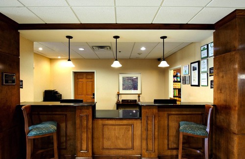 South Side Condo | Free Breakfast Buffet. Pool Access. Close to Great Beaches!