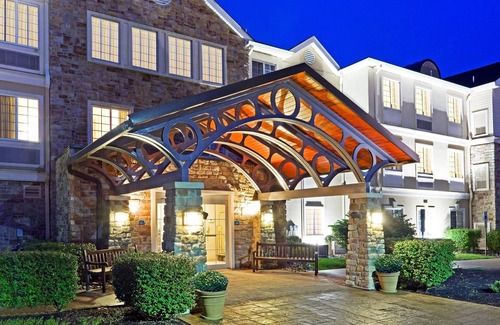 Cranbury Condo | Free Breakfast Buffet. Outdoor Pool. Gym. Only 20 Min from Princeton.