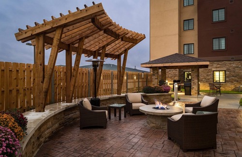 West Omaha Condo | Free Breakfast. Pool & Hot Tub. Close to the Nebraska Medical Center!