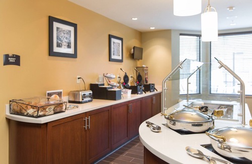 Corona Condo | Free Breakfast. Pool & Hot Tub. Gym. Near Amazon!