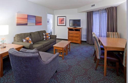 Maple Grove Condo | Free Breakfast. Pool & Hot Tub. Gym. Near Albertville Premium Outlets!