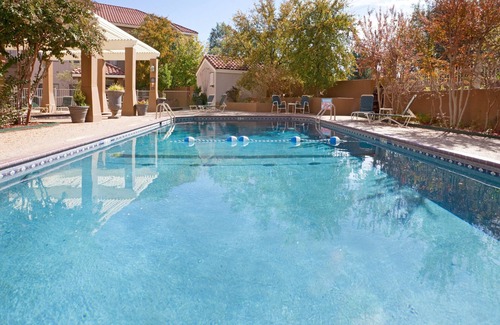 Tech Terrace Apartment | Free Breakfast. Shared Pool & Hot Tub. Studio Near Texas Tech University & University Medical Center.