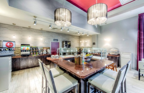 Clintonville Apartment | Free Breakfast! Suite Only 1 Mile from OSU! Indoor Pool!