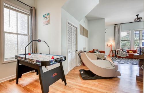 Metropolitan House | Free Early Check-In or Late Check-Out - Stylish Home Near DT & River St - 2 King Beds - Massage Chair - Games
