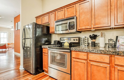 Thomas Square Apartment | Free Early Check-In - Summer Vibes - Stylish Duplex by Forsyth Park - 14PPL