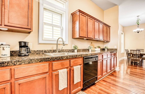 Thomas Square Apartment | Free Early Check-In - Summer Vibes - Stylish Duplex by Forsyth Park - 14PPL