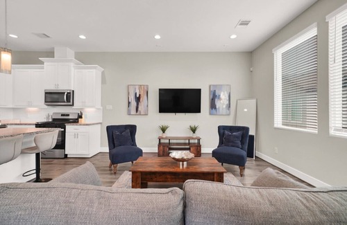 OST - South Union Apartment | Free Garage Parking with EV Charger! Downtown