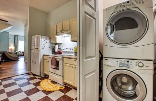 Thomas Square House | Free Late Check-Out - 2 King Beds, Massage Chair, Air Hockey - DT & Forsyth Park