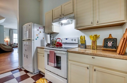 Thomas Square House | Free Late Check-Out - 2 King Beds, Massage Chair, Air Hockey - DT & Forsyth Park