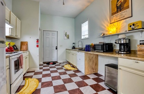 Thomas Square House | Free Late Check-Out - 2 King Beds, Massage Chair, Air Hockey - DT & Forsyth Park