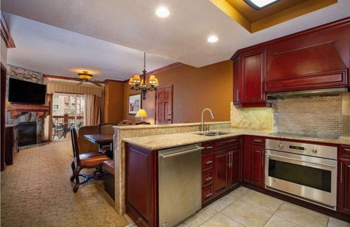 Park City Villa | FREE NIGHT ~ when you book from 3/23 -3/30, 2BR w/Kitchen, Ski-In/Out, Hot Tubs