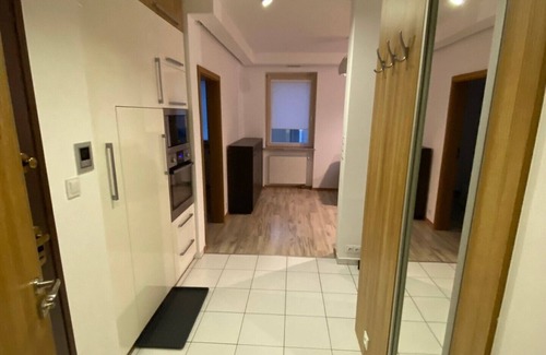 Muranow Apartment | Free Parking, 4 mins to the metro/train, 5 mins to city centre!