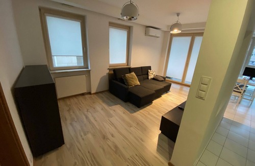 Muranow Apartment | Free Parking, 4 mins to the metro/train, 5 mins to city centre!