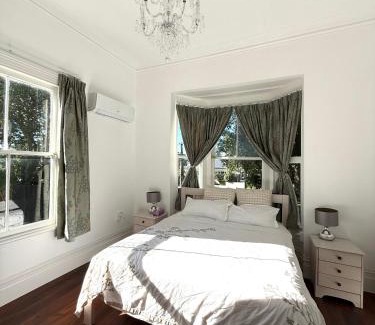 Mount Eden Villa | Free Parking,5 minutes to City, bus at the door, 100-year-old building at the foot of Mount Eden Park,unit 1