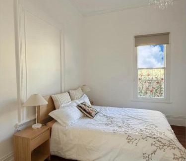 Mount Eden Villa | Free Parking,5 minutes to City, bus at the door, 100-year-old building at the foot of Mount Eden Park,unit 1