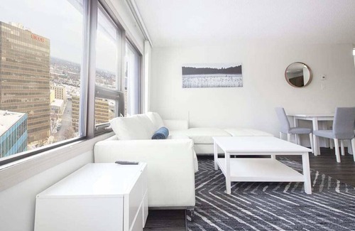 Downtown Winnipeg Apartment | Free Parking and Wi-Fi! One Bedroom Suite Downtown