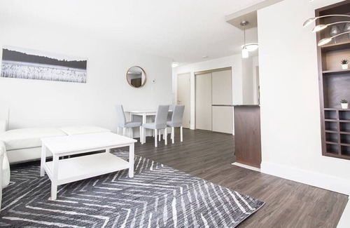 Downtown Winnipeg Apartment | Free Parking and Wi-Fi! One Bedroom Suite Downtown