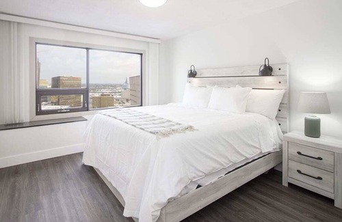 Downtown Winnipeg Apartment | Free Parking and Wi-Fi! One Bedroom Suite Downtown