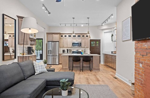 Point Breeze North Apartment | Free Parking+BBQ+Netflix+Games Near Bakery Square