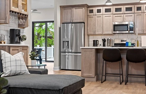 Point Breeze North Apartment | Free Parking+BBQ+Netflix+Games Near Bakery Square